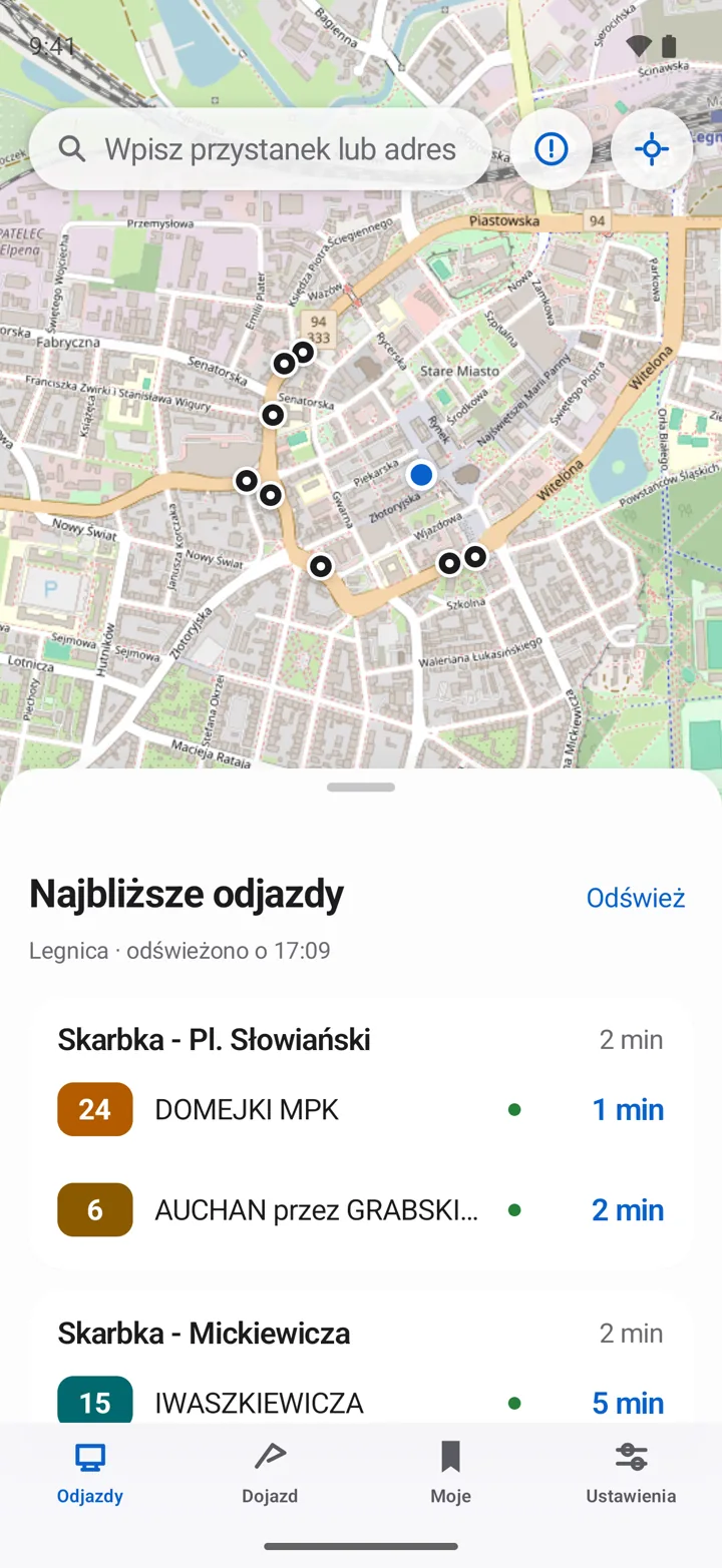 Ekran Odjazdy w aplikacji Zdążę: mapa Legnicy z przystankami i lista najbliższych odjazdów